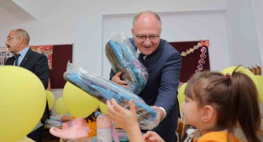 Sivas'ta minik öğrencilere çanta hediyesi