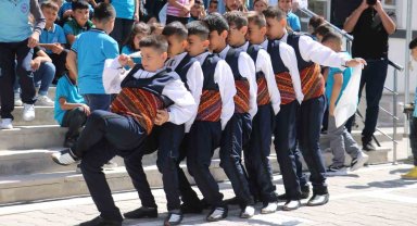 Sivas'ta öğrenciler davul, zurna ve halayla dersbaşı yaptı