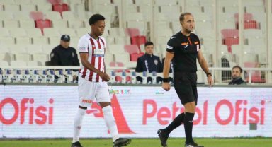 Sivasspor'da Clinton N'Jie kırmızı kart gördü!