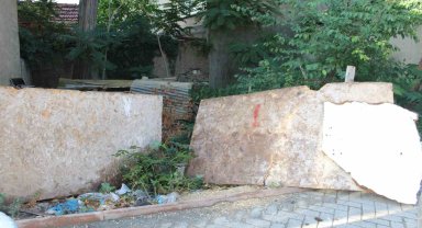 Sokakta atıl haldeki arsa endişe veriyor