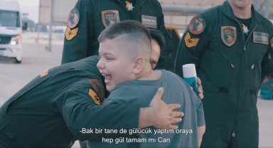 SOLOTÜRK pilotlarından gösteriyi izlemek için Iğdır'dan gelen 4 yaşındaki Can'a özel karşılama