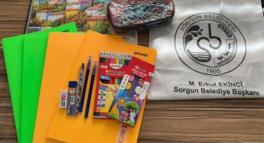 Sorgun'da bin 300 öğrenciye kırtasiye seti hediye edildi