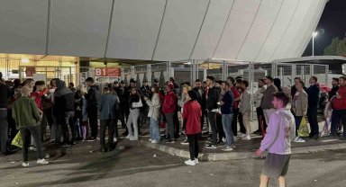 Stadyum turnikesi bozuldu, taraftarlar maçın ilk yarısını kaçırdı
