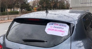 Sürücünün astığı "Çok çok acemi ve paniğim özür dilerim!" yazısı gülümsetti