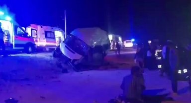 Tarım işçilerini taşıyan minibüs kaza yaptı: 8 Yaralı