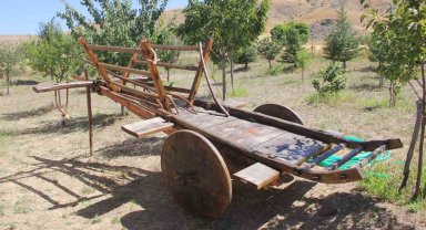 Unutulmaya yüz tutan kağnı arabası dekor oldu