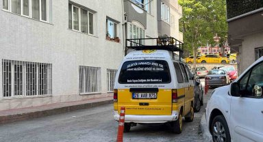 Üzerinde komik yazılar barındıran minik araç ilgi odağı oldu