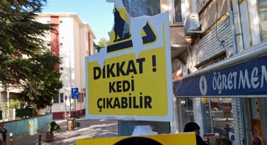 Vandallar hayvansever esnafın plastik uyarı levhasına göz dikti