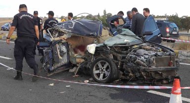 Vince çarpan otomobil hurdaya döndü: 2 ölü, 1 yaralı