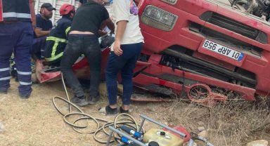 Virajı Alamayan Tır Devrildi: 1 Ölü 1 Yaralı