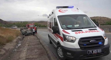 Yağmur sebebiyle kayganlaşan yolda otomobil takla attı: 3 yaralı