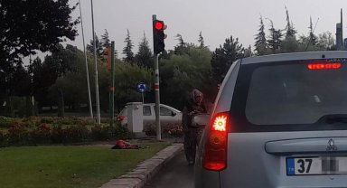 Yağmurlu havada yatan çocuğu gösterip para dilendiği iddiası