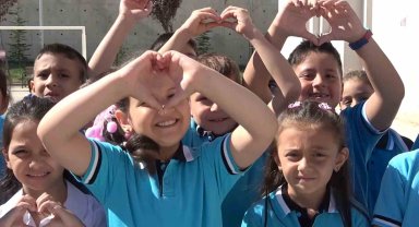 Yaz tatili sona erdi, ilk ders zili çaldı: Öğrenciler güle oynaya sınıfları doldurdu