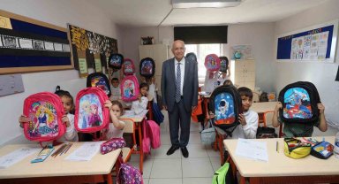 Yenimahalle Belediyesinden çocuklara çanta hediyesi