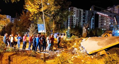 Yıkım sırasında duvarın caddeye devrildiği anlar kamerada