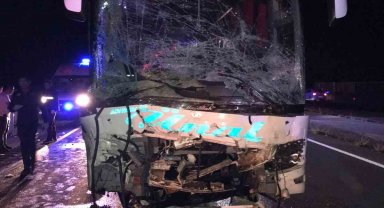 Yolcu otobüsü otomobile çarptı: 2 ölü, 20 yaralı