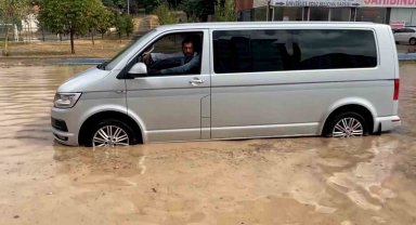 Yozgat'ta etkili olan sağanak yolları göle çevirdi, ev ve iş yerlerini su bastı