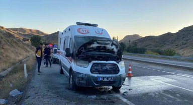 Yozgat'ta seyir halindeki ambulans alev aldı