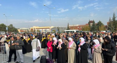 200'ün üzerinde umreci dualarla kutsal topraklara yola çıktı