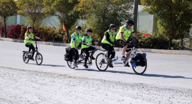 Aile boyu bisiklet ile ayda 400 kilometre pedal çeviriyorlar