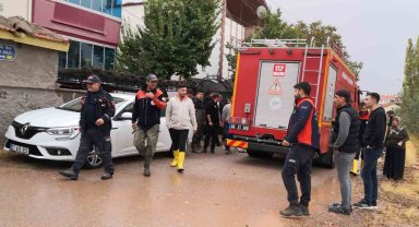 Aksaray'da 4 çocuk tavana kadar sel suyuyla dolan odada kaldı