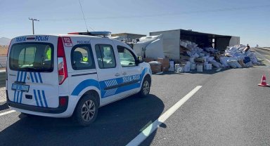Aksaray'da tır devrildi: 2 yaralı