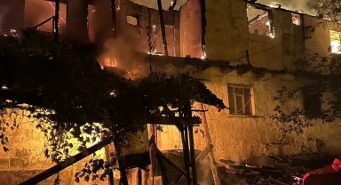 Alevlere teslim olan ev küle döndü