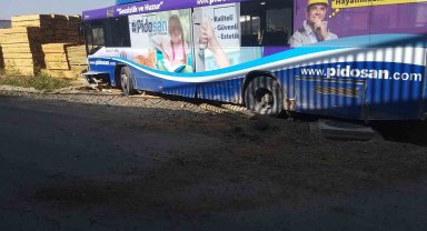 Ankara'da belediye otobüsü otomobille çarpıştı: 3 yaralı