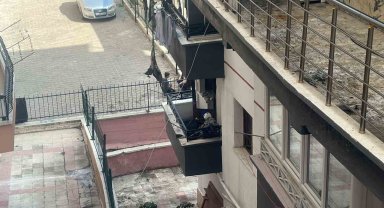 Ankara'da çıkan yangında 2 itfaiye eri dumandan etkilendi