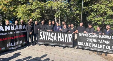 Ankaralı müzisyenler İsrail Büyükelçiliği'ne siyah çelenk bıraktı