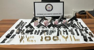 Aranan şahsın evi cephanelik çıktı