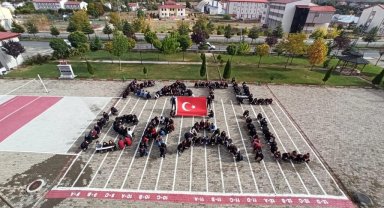 Bedenleriyle 'Katil İsrail' yazarak tepki gösterdiler