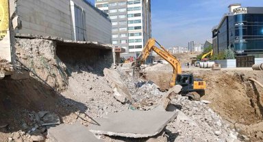 Binada toprak kayması oldu, firma yetkilileri can kaybı yaşanmadığı için koç kesti