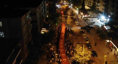 Binlerce vatandaş katıldı: Dev Türk bayrağı eşliğinde 100. yıl yürüyüşü