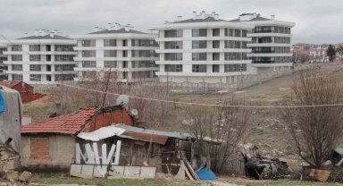 Bir tarafında yol yok diğer tarafından milyonluk daireler