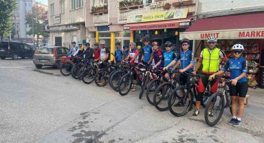 Bisiklet takımı Cumhuriyetin 100'üncü yılını Uludağ'ın zirvesinde kutladı