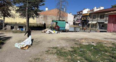 Boş arsa kağıt toplayıcılarının meskeni oldu