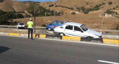 Ehliyetsiz sürücünün kullandığı araç otomobil ile çarpıştı: 2 doktor yaralı