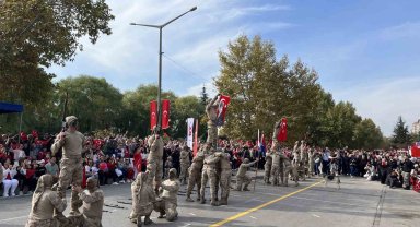 Eskişehir'de Cumhuriyetin 100'üncü yılı coşkuyla kutlandı