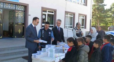 Evren'de öğrencilere yardımcı kaynak kitap desteği