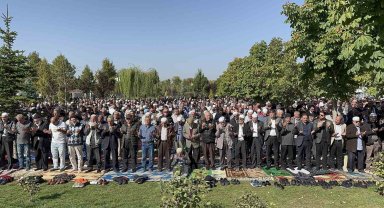 Filistin'de hayatını kaybedenler için bin 500 kişi gıyabi cenaze namazı kıldı