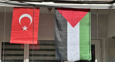 Filistin'e destek için balkonuna bayrak astı