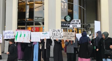 Genç kızlardan Starbucks önünde İsrail protestosu