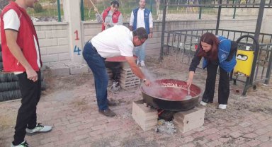 Gençler yetiştirdikleri domatesleri salça yapıp ihtiyaç sahiplerine ulaştırdı