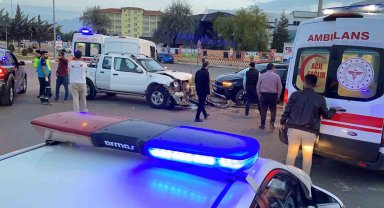 Hafif ticari araç ile otomobil çarpıştı: 1'i çocuk 5 yaralı