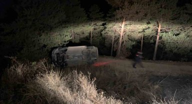 Hafif ticari araç şarampole devrildi: 3 yaralı