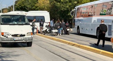 Hatalı dönüş yapan minibüse çarpan motosiklet sürücüsü yaralandı