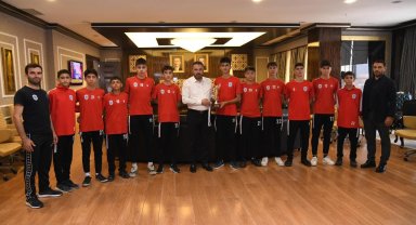 Hokey oyuncuları, Pursaklar Belediye Başkanı Çetin'i ziyaret etti