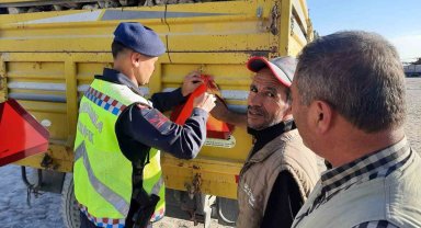 Karapınar'da jandarma trafik traktör römorklarına üçgen reflektör taktı