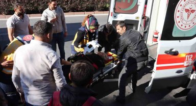 Karşıdan karşıya geçmek isteyen yaşlı kadına otomobil çarptı